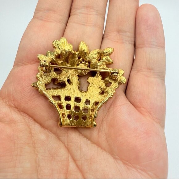 Vintage Red Rhinestone PoinsettiaCrystal and Gold Tone Basket Brooch - Picture 3 of 6